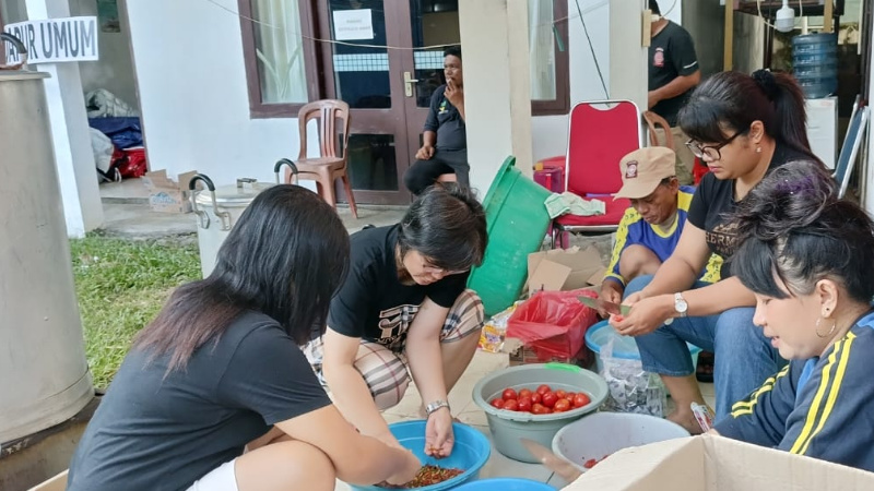 Kesibukan di Dapur Umum Dinsos menyiapkan makanan siap santap bagi warga yang terdampak DAS Girian meluap